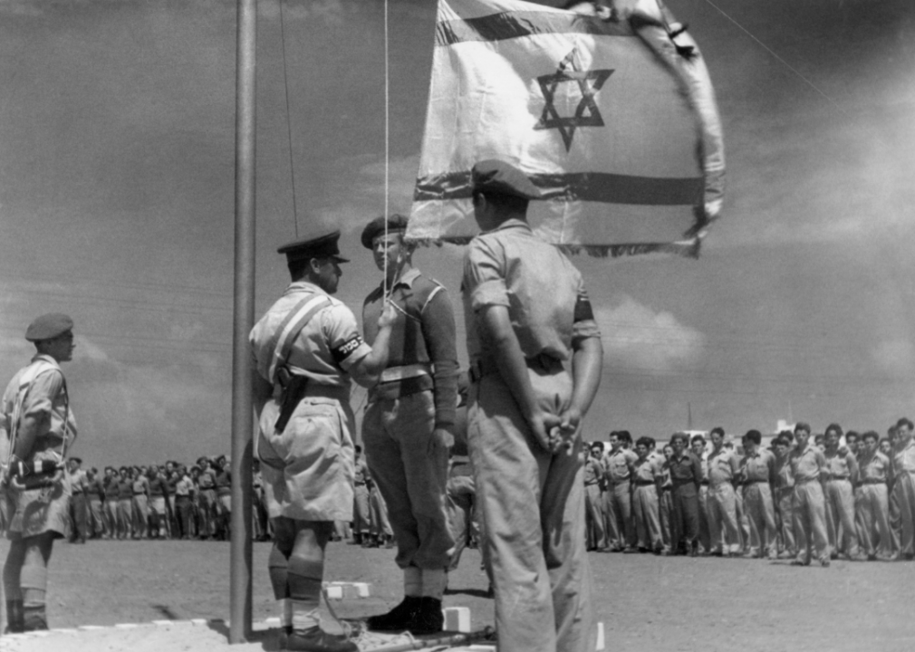 1948: The US government recognizes Israel's sovereignty immediately after it declares independence
